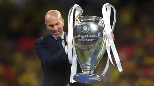 Zinédine Zidane com a taça da Champions. (Foto: Lars Baron/Getty Images)