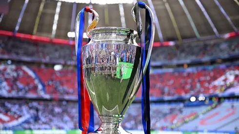 Taça da Champions entregue na última temporada (Foto: Justin Setterfield/Getty Images)