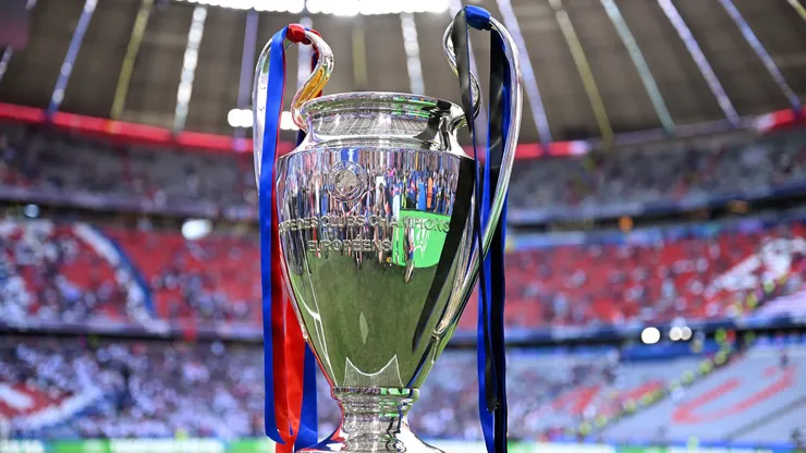 Taça da Champions entregue na última temporada (Foto: Justin Setterfield/Getty Images)