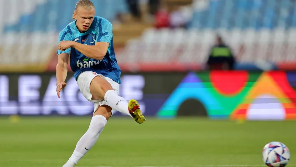 Erling Haaland, da Noruega, atira durante o aquecimento antes da partida da Liga das Nações da UEFA. Foto: Srdjan Stevanovic/Getty Images