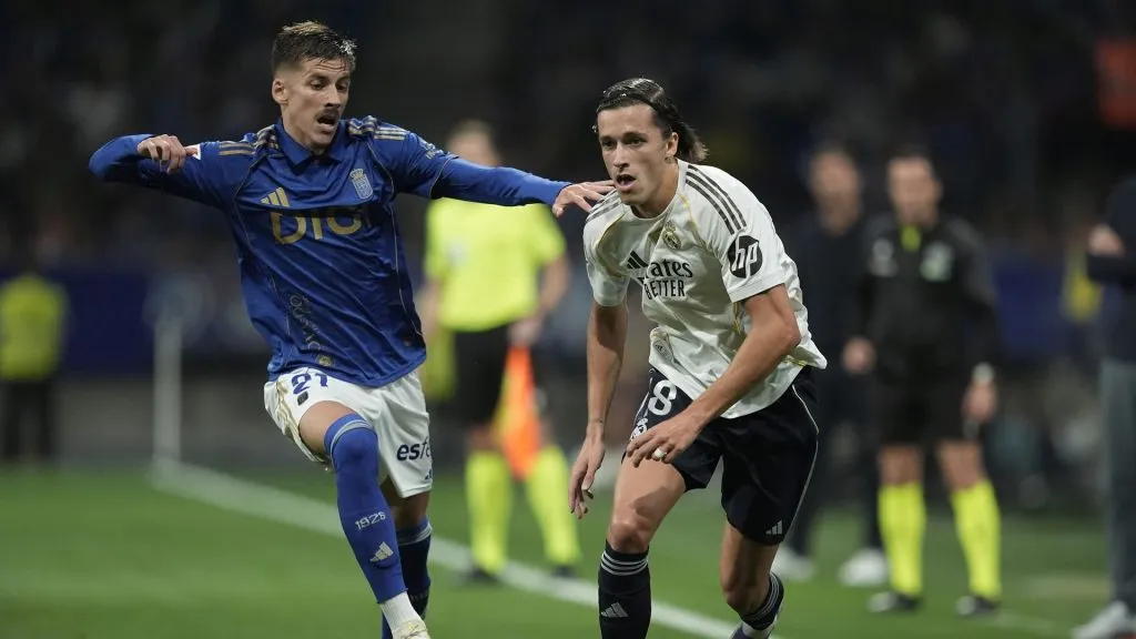 Álvaro Carreras em ação contra o Oviedo, pela rodada passada da La Liga. Foto: Juan Manuel Serrano Arce/Getty Images