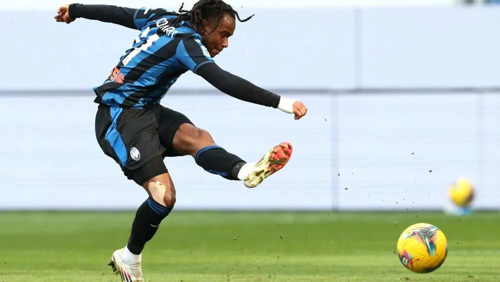 Ademola Lookman chuta uma bola durante a partida da Série A. Foto: Marco Luzzani/Getty Images