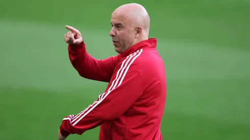 Arne Slot, técnico do Liverpool, inspeciona o campo antes da partida da Premier League entre Newcastle United e Liverpool no St. James' Park, em 25 de agosto de 2025, em Newcastle upon Tyne, Inglaterra. Foto: Stu Forster/Getty Images