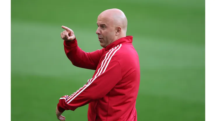 Arne Slot, técnico do Liverpool, inspeciona o campo antes da partida da Premier League entre Newcastle United e Liverpool no St. James' Park, em 25 de agosto de 2025, em Newcastle upon Tyne, Inglaterra. Foto: Stu Forster/Getty Images