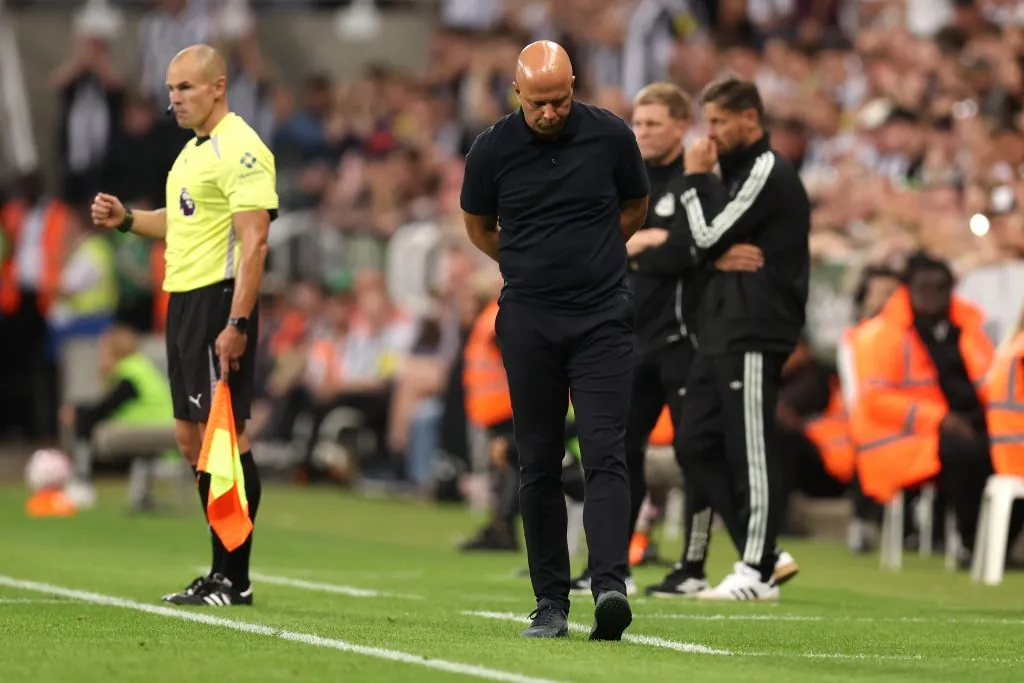 Arne Slot, técnico do Liverpool, reage durante a partida da Premier League entre Newcastle United e Liverpool no St. James’ Park, em 25 de agosto de 2025, em Newcastle upon Tyne, Inglaterra. Foto: George Wood/Getty Images