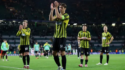 Alyaksandr Martynovich, do Kairat, aplaude a torcida após a partida de ida dos play-offs da Liga dos Campeões da UEFA entre Celtic e Kairat Almaty, no Celtic Park, em 20 de agosto de 2025, em Glasgow, Escócia. Foto: Ian MacNicol/Getty Images