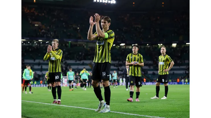 Alyaksandr Martynovich, do Kairat, aplaude a torcida após a partida de ida dos play-offs da Liga dos Campeões da UEFA entre Celtic e Kairat Almaty, no Celtic Park, em 20 de agosto de 2025, em Glasgow, Escócia. Foto: Ian MacNicol/Getty Images