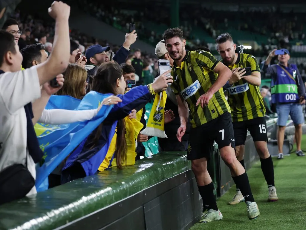 Jorginho, do Kairat Almaty, tirando uma selfie com a torcida após a partida de ida dos play-offs da Liga dos Campeões da UEFA entre Celtic e Kairat Almaty, no Celtic Park, em 20 de agosto de 2025, em Glasgow, Escócia. Foto: Ian MacNicol/Getty Images