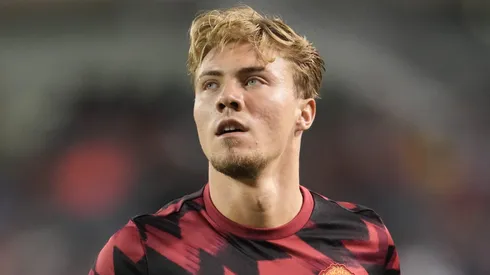 CHICAGO, ILLINOIS - JULY 30: Rasmus Hojlund of Manchester United warms up prior to the Premier League Summer Series match between Manchester United and AFC Bournemouth at Soldier Field on July 30, 2025 in Chicago, Illinois. (Photo by Patrick McDermott/Getty Images)