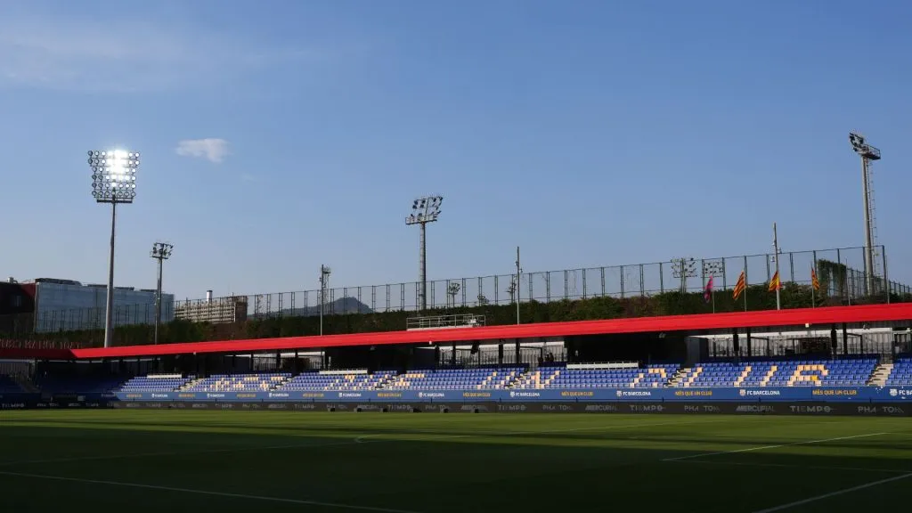 Estádio Johan Cruyff tem capacidade para 6 mil torcedores (Foto: Alex Caparros/Getty Images)