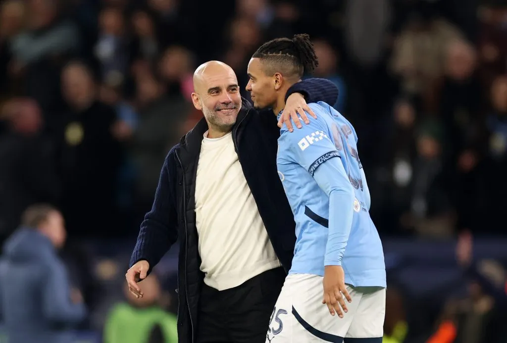 Pep Guardiola e Manuel Akanji em jogo do Manchester City. (Photo by Carl Recine/Getty Images)