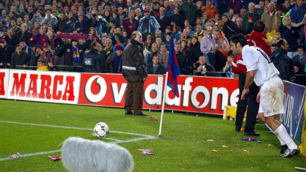 Figo enfrentando o Barcelona vestindo a camisa do Real Madrid. Foto: Firo Foto/Getty Images
