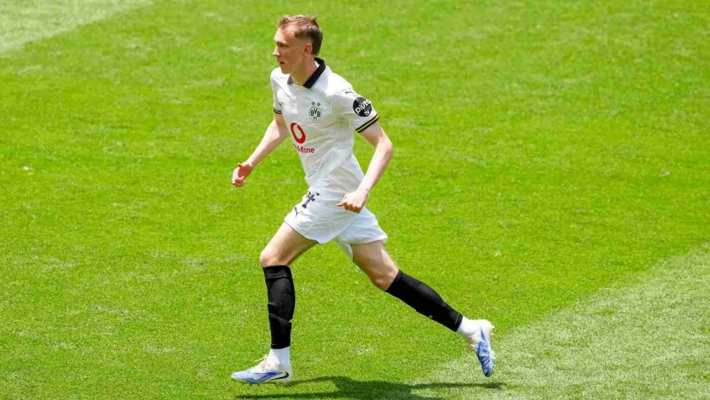 Maximilian Beier, número 14 do Borussia Dortmund, corre pelo campo no segundo tempo durante a partida. Foto: Dylan Buell/Getty Images