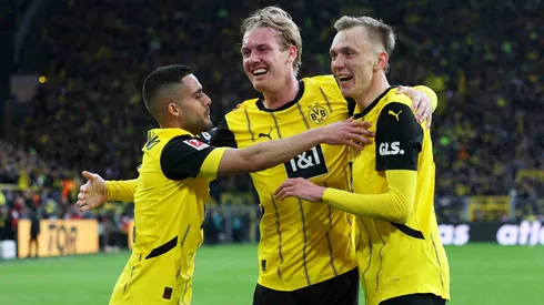 Beier comemora gol com Julian Brandt e Yan Couto durante a partida da Bundesliga. Foto: Lars Baron/Getty Images