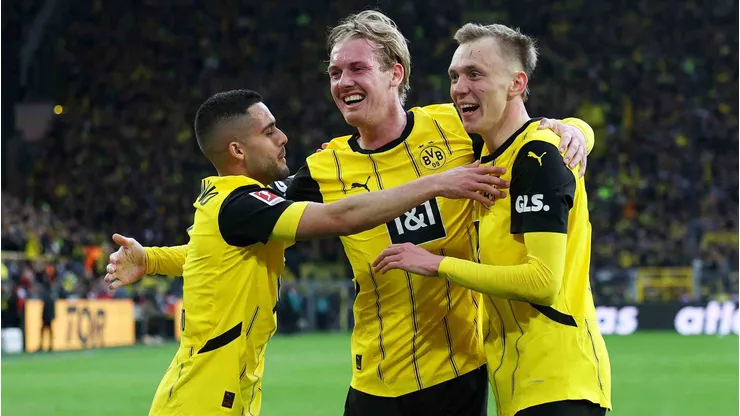 Beier comemora gol com Julian Brandt e Yan Couto durante a partida da Bundesliga. Foto: Lars Baron/Getty Images