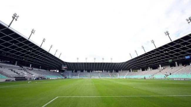 Vista geral do interior do estádio antes da partida. Foto: Jurij Kodrun/Getty Images