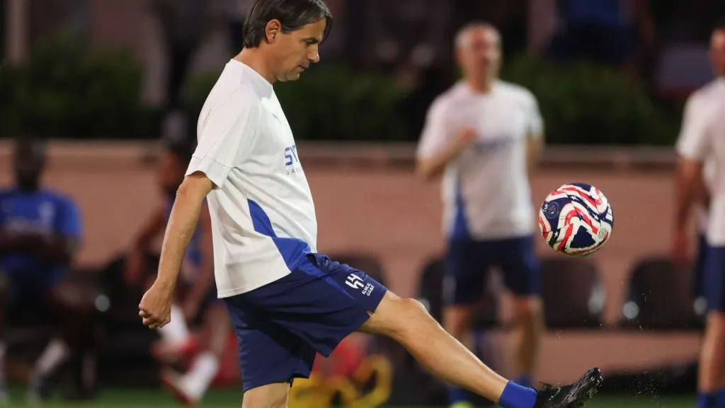 Simone Inzaghi controla uma bola de futebol durante o treinamento. Foto de Richard Pelham/Getty Images