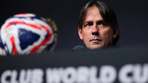 Simone Inzaghi em uma coletiva de imprensa. Foto: Alex Grimm/Getty Images
