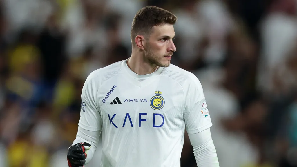 Bento olhando para o lado durante partida do Al-Nassr (Foto: Yasser Bakhsh/Getty Images)