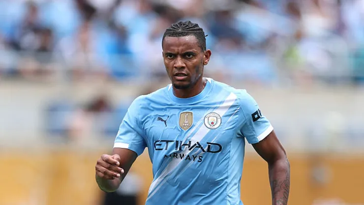 Akanji em ação pelo Manchester City.
