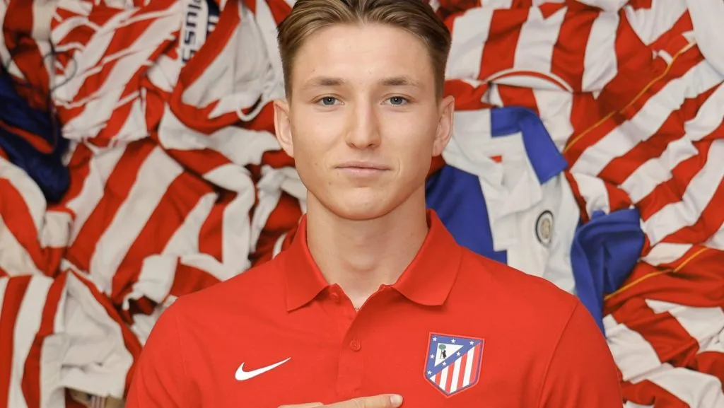 Com experiência internacional e passagem pelo futebol neerlandês, Sits busca se firmar na temporada 2025-26 da Primeira RFEF. (Foto: Divulgação/Twitter Atleti Academia)