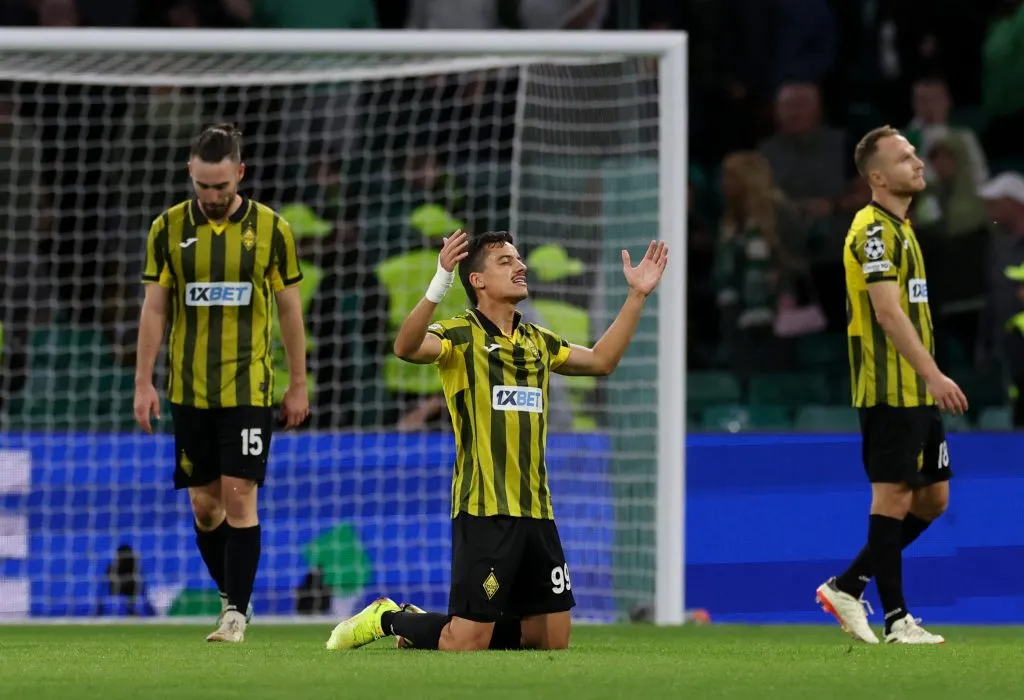 Jogadores do Kairat comemoram classificação na Champions – Photo by Ian MacNicol/Getty Images