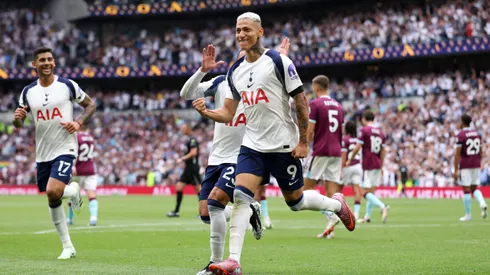 Richarlison, do Tottenham Hotspur, comemora o segundo gol de sua equipe com o companheiro de equipe Mohammed Kudus durante a partida da Premier League entre Tottenham Hotspur e Burnley no Tottenham Hotspur Stadium em 16 de agosto de 2025 em Londres, Inglaterra. Foto: Justin Setterfield/Getty Images
