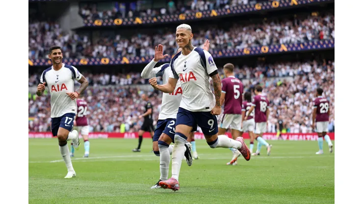 Richarlison, do Tottenham Hotspur, comemora o segundo gol de sua equipe com o companheiro de equipe Mohammed Kudus durante a partida da Premier League entre Tottenham Hotspur e Burnley no Tottenham Hotspur Stadium em 16 de agosto de 2025 em Londres, Inglaterra. Foto: Justin Setterfield/Getty Images