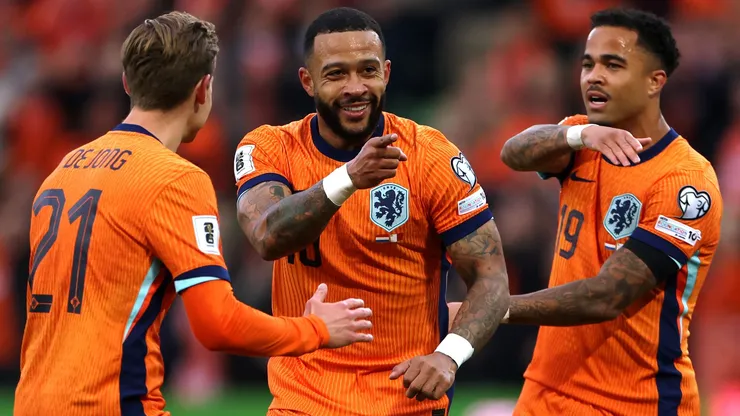 Depay (centro), do Corinthians, vai representar a seleção da Holanda, nas Eliminatórias para a Copa do Mundo