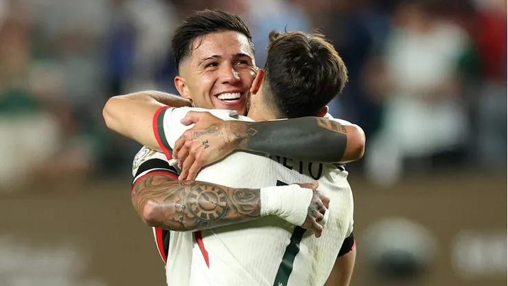 Enzo Fernández e Pedro Neto, do Chelsea (Foto: Luke Hales/Getty Images)