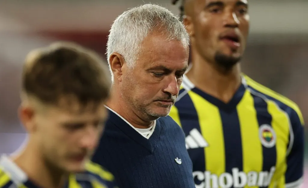 José Mourinho, de camisa preta