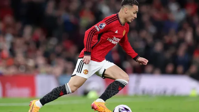 Antony durante a partida da Premier League. Foto: Alex Livesey/Getty Images