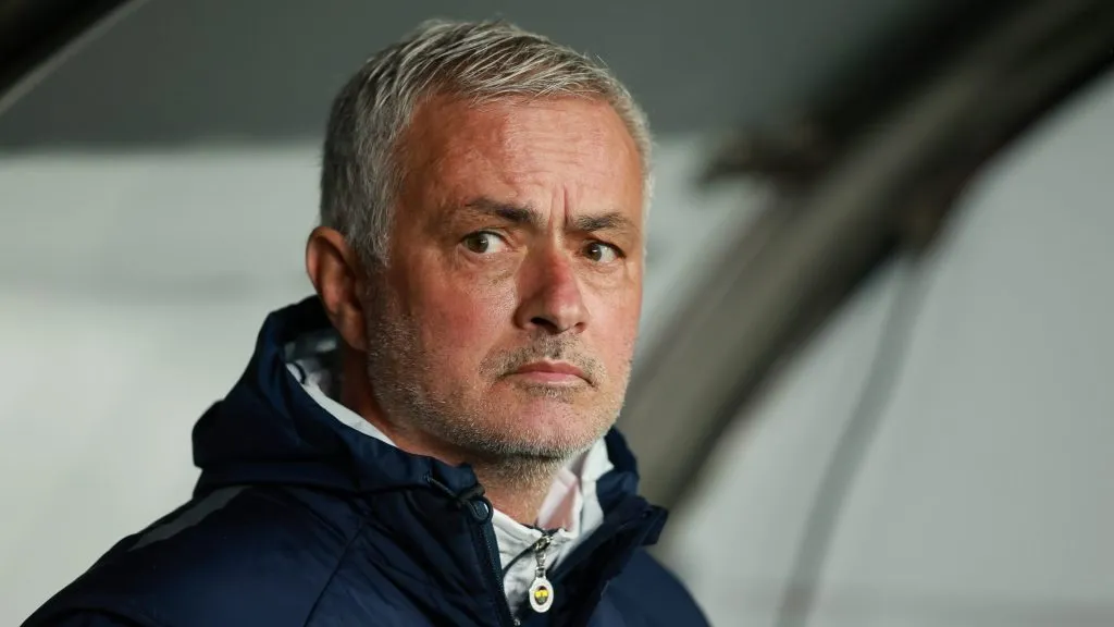 José Mourinho, com a jaqueta azul do Fenerbahce