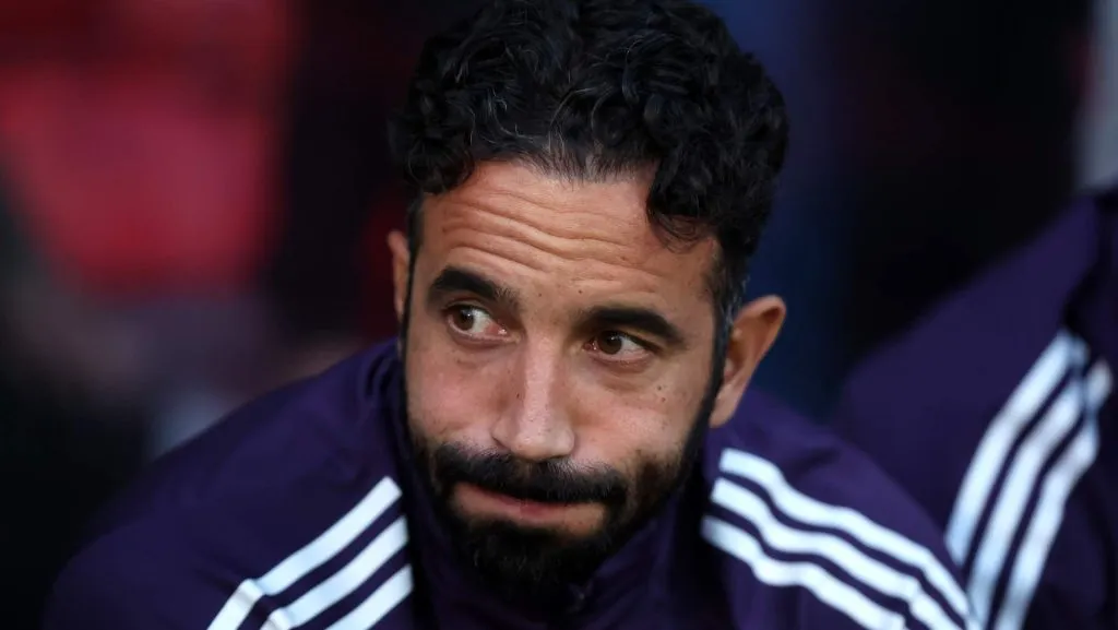 Ruben Amorim, técnico do Manchester United, parece à esquerda durante a partida. Foto: George Wood/Getty Images