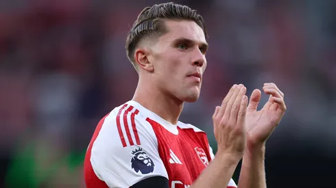 Torcida do Arsenal demonstra confiança antes da partida contra o Liverpool na Premier League (Photo by Justin Setterfield/Getty Images)