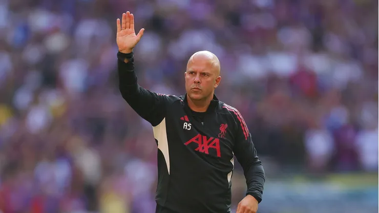 Arne Slot comandando o Liverpool. Foto: Julian Finney/Getty Images