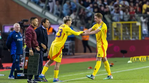Alexis Saelemaekers, da Bélgica, substitui seu companheiro de equipe Kevin De Bruyne durante a partida das Eliminatórias da FIFA 2026 entre Bélgica e País de Gales, em 09 de junho de 2025, em Bruxelas, Bélgica. Foto: Omar Havana/Getty Images