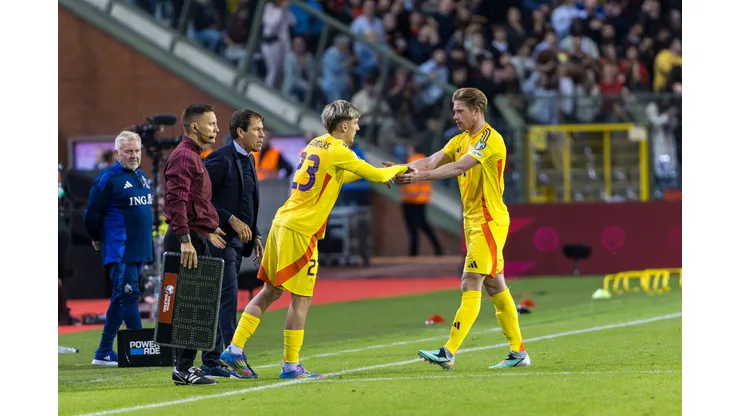 Alexis Saelemaekers, da Bélgica, substitui seu companheiro de equipe Kevin De Bruyne durante a partida das Eliminatórias da FIFA 2026 entre Bélgica e País de Gales, em 09 de junho de 2025, em Bruxelas, Bélgica. Foto: Omar Havana/Getty Images