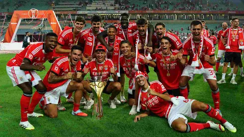 Jogadores da academia de juniores do Benfica posam para uma foto com troféu após vencerem a Supertaça de Portugal. Foto: Gualter Fatia/Getty Images