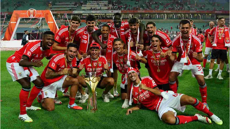 Jogadores da academia de juniores do Benfica posam para uma foto com troféu após vencerem a Supertaça de Portugal. Foto: Gualter Fatia/Getty Images