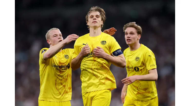 Ulrik Saltnes, do FK Bod/Glimt, comemora o primeiro gol de sua equipe durante a partida de ida da semifinal da Liga Europa da UEFA 2024/25 entre Tottenham Hotspur e FK Bodo/Glimt no Estádio Tottenham Hotspur em 1º de maio de 2025 em Londres, Inglaterra. Foto: Ryan Pierse/Getty Images