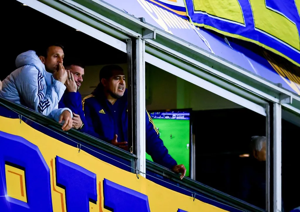 Juan Roman Riquelme, presidente do Boca Juniors, observa durante uma partida do Torneo Clausura Betano 2025 entre Boca Juniors e Banfield no Estádio Alberto J. Armando em 24 de agosto de 2025 em Buenos Aires, Argentina. Foto: Marcelo Endelli/Getty Images