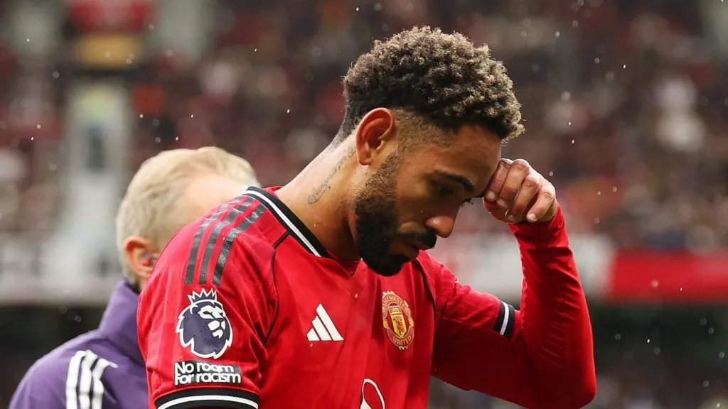 Matheus Cunha deixa o campo lesionado.