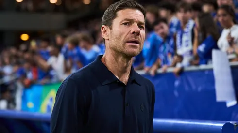 Xabi Alonso, técnico do Real Madrid, observa antes da partida da LaLiga EA Sports entre Real Oviedo e Real Madrid CF, no Carlos Tartiere, em 24 de agosto de 2025, em Oviedo, Espanha. Foto: Juan Manuel Serrano Arce/Getty Images