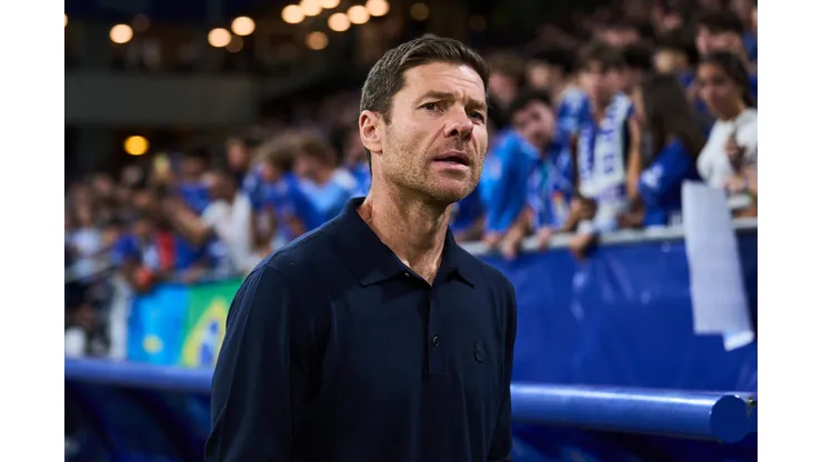 Xabi Alonso, técnico do Real Madrid, observa antes da partida da LaLiga EA Sports entre Real Oviedo e Real Madrid CF, no Carlos Tartiere, em 24 de agosto de 2025, em Oviedo, Espanha. Foto: Juan Manuel Serrano Arce/Getty Images