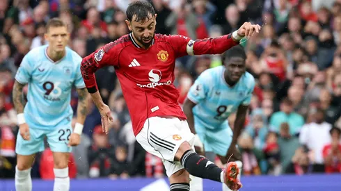 Em um jogo marcado por tensão e emoção, o Manchester United conquistou sua primeira vitória na Premier League com um gol decisivo de pênalti de Bruno Fernandes nos minutos finais. (Photo by Matt McNulty/Getty Images)