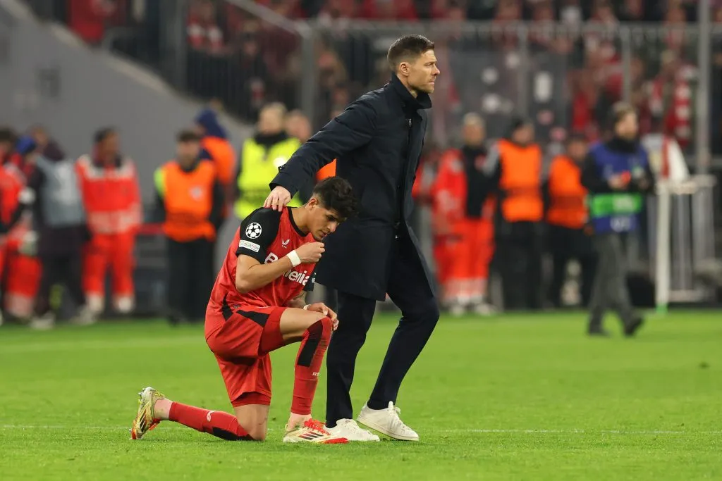 Xabi Alonso, quando técnico do Bayer 04 Leverkusen, consolando Piero Hincapie, também do Bayer 04 Leverkusen, após a partida de ida das oitavas de final da Liga dos Campeões da UEFA 2024/25 entre o FC Bayern München e o Bayer 04 Leverkusen, na Allianz Arena, em 05 de março de 2025, em Munique, Alemanha. Foto: Alexander Hassenstein/Getty Images