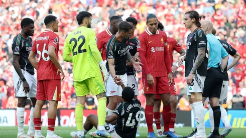 Liverpool e Arsenal vão se enfrentar neste domingo. (Photo by Carl Recine/Getty Images)