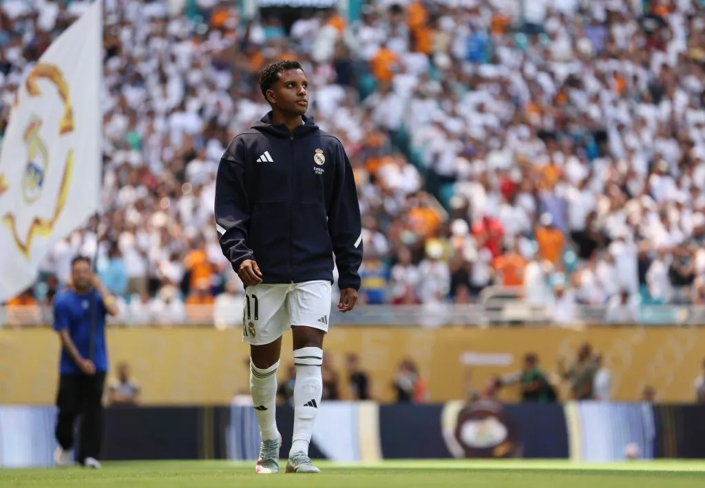 Rodrygo, camisa 11 do Real Madrid CF, entra em campo antes da partida do grupo H da Copa do Mundo de Clubes da FIFA 2025 entre Real Madrid CF e Al-Hilal, no Hard Rock Stadium, em 18 de junho de 2025, em Miami Gardens, Flórida. Foto: Megan Briggs/Getty Images