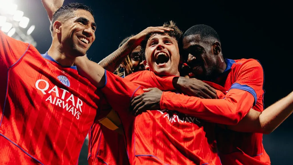 João Neves foi o grande destaque com dois gols de bicicleta, acompanhado por Barcola e Dembélé, que marcou duas vezes de pênalti antes de deixar o campo com um desconforto muscular. (Foto: Twitter/Divulgação  Paris Saint-Germain)